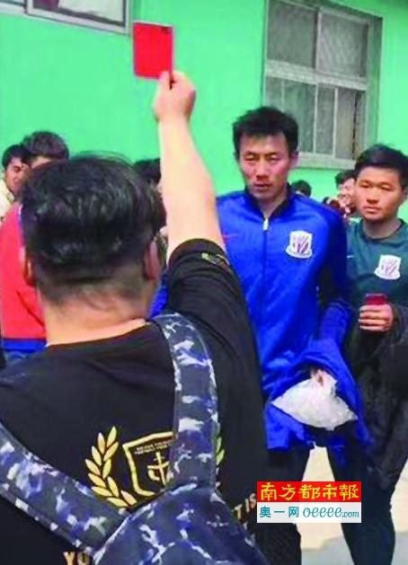 人行道上的司机：年糕